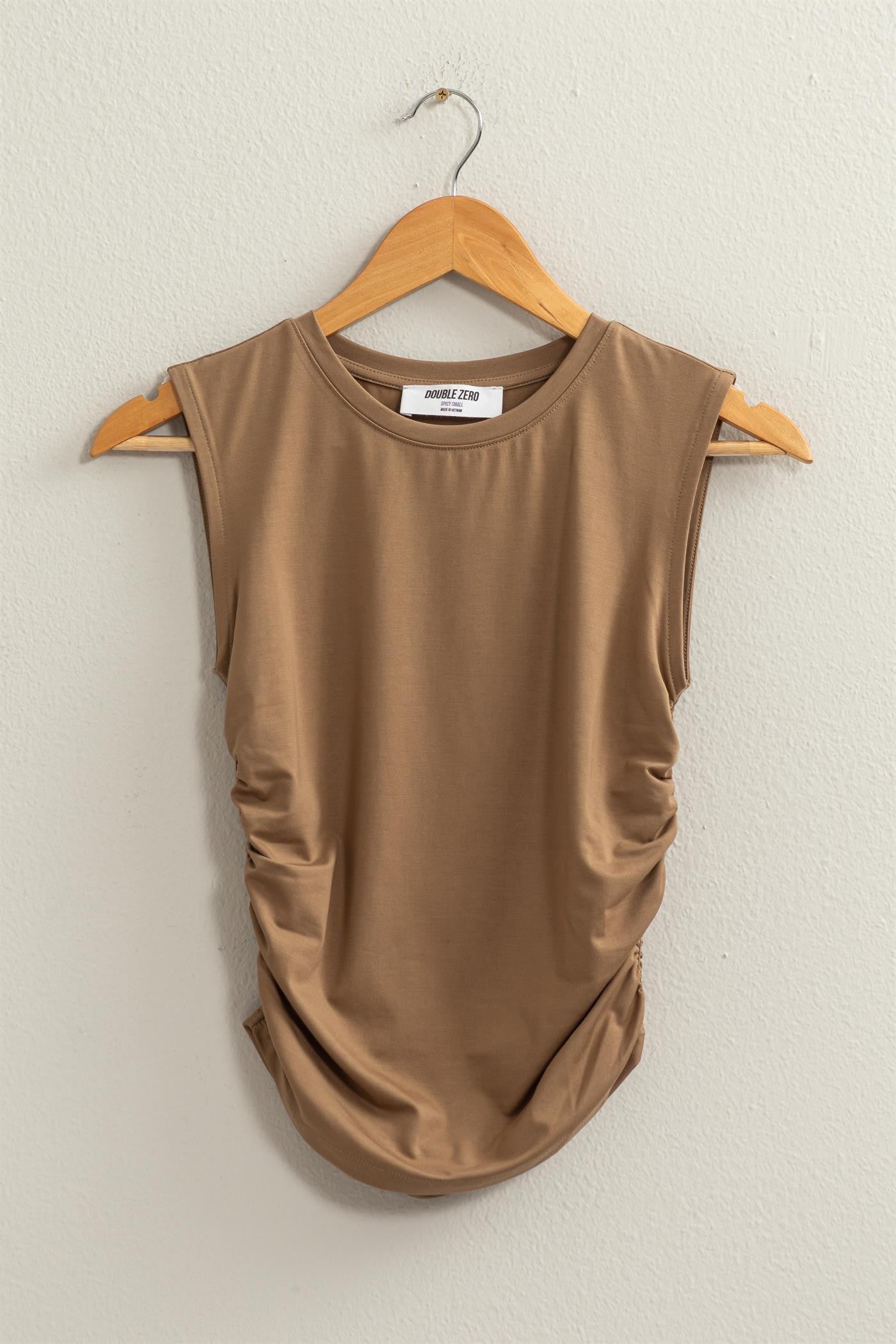 RUCHED SLEEVELESS TOP MOCHA